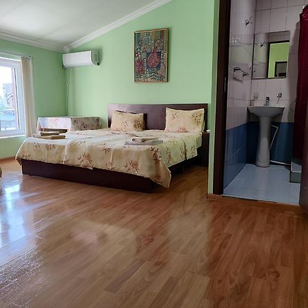 Bonjour House Hotel เยเรวาน ภายนอก รูปภาพ